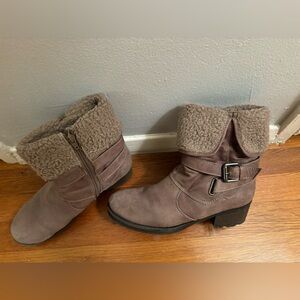 Size 8.5 white mountain boots